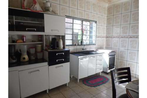 Casa com quadro dormitórios e ponto comercial