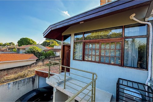 Sobrado com vista panorâmica e 4 dormitórios sendo duas suítes  no Jardim Itacolomy