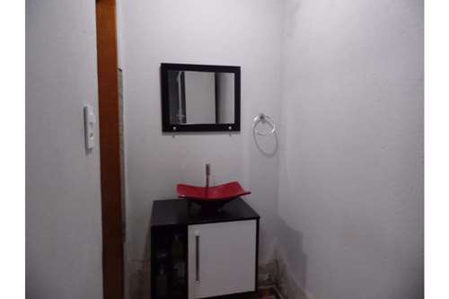 Casa com quadro dormitórios e ponto comercial