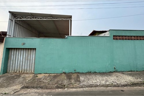 Casa de esquina com ponto comercial e garagem para caminhão