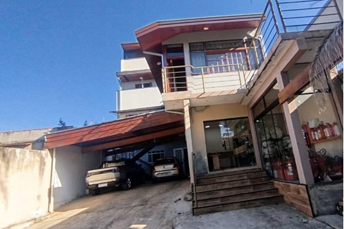 Sobrado com vista panorâmica e 4 dormitórios sendo duas suítes  no Jardim Itacolomy