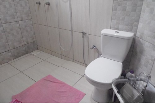 Casa de esquina com ponto comercial e garagem para caminhão