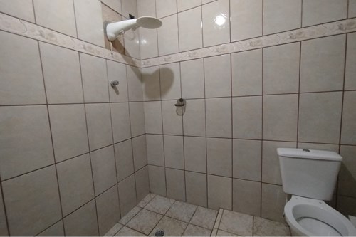 Casa com quadro dormitórios e ponto comercial