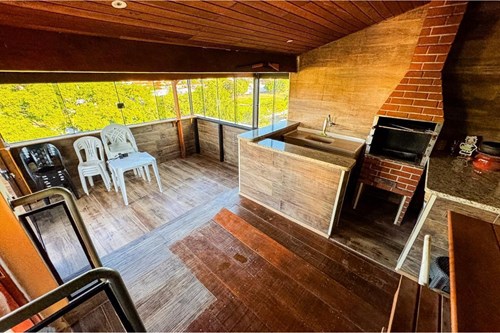 Sobrado com vista panorâmica e 4 dormitórios sendo duas suítes  no Jardim Itacolomy