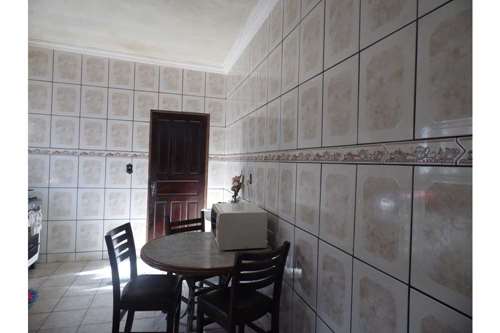 Casa com quadro dormitórios e ponto comercial