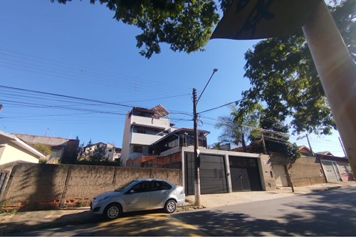 Sobrado com vista panorâmica e 4 dormitórios sendo duas suítes  no Jardim Itacolomy