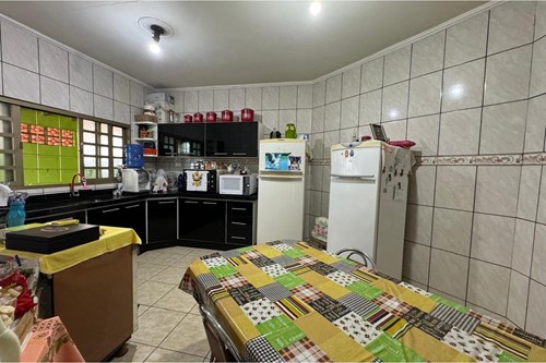Casa de esquina com ponto comercial e garagem para caminhão