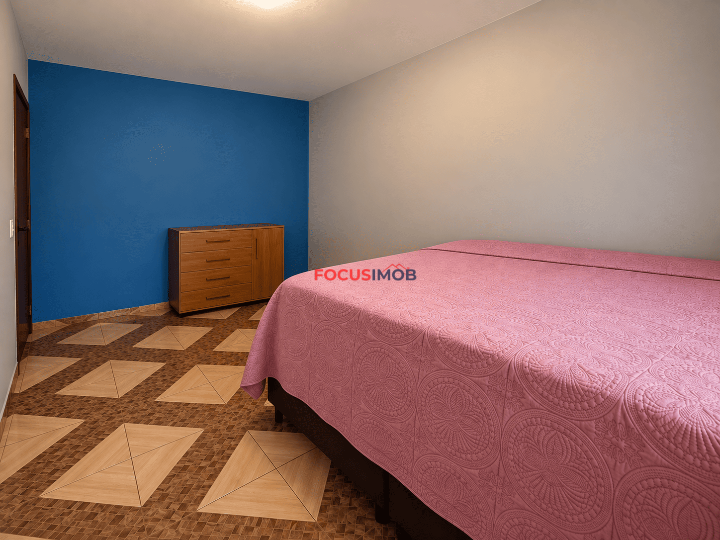 Casa com 3 Quartos, Closet e Garagem para 3 Carros – Jardim Itacolomy