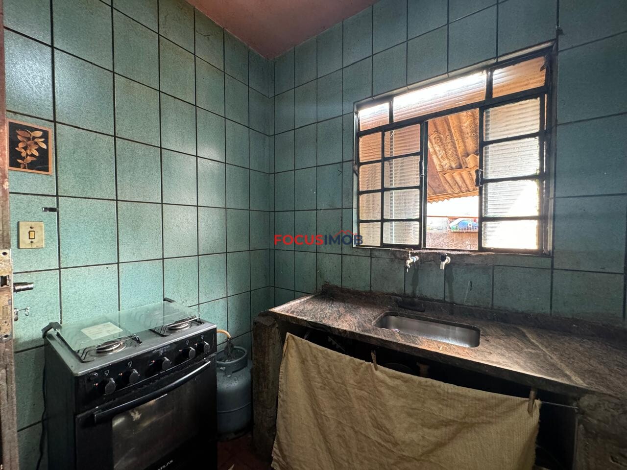 Terreno com casa antiga para reforma ou demolição em rua principal do Jd Novo II