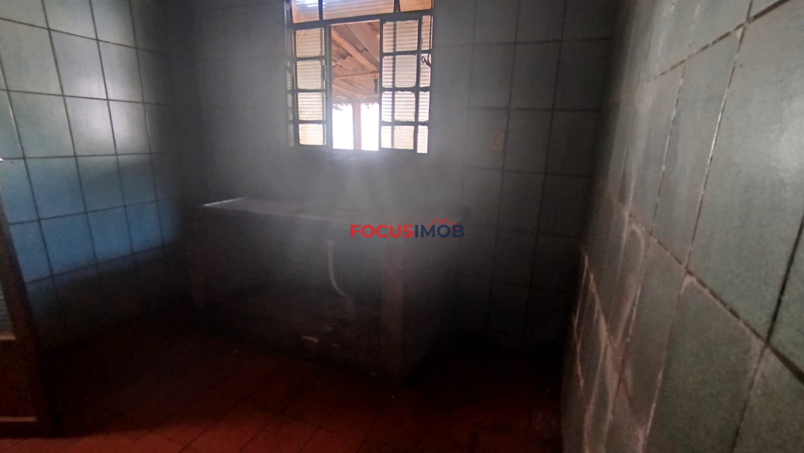 Terreno com casa antiga para reforma ou demolição em rua principal do Jd Novo II