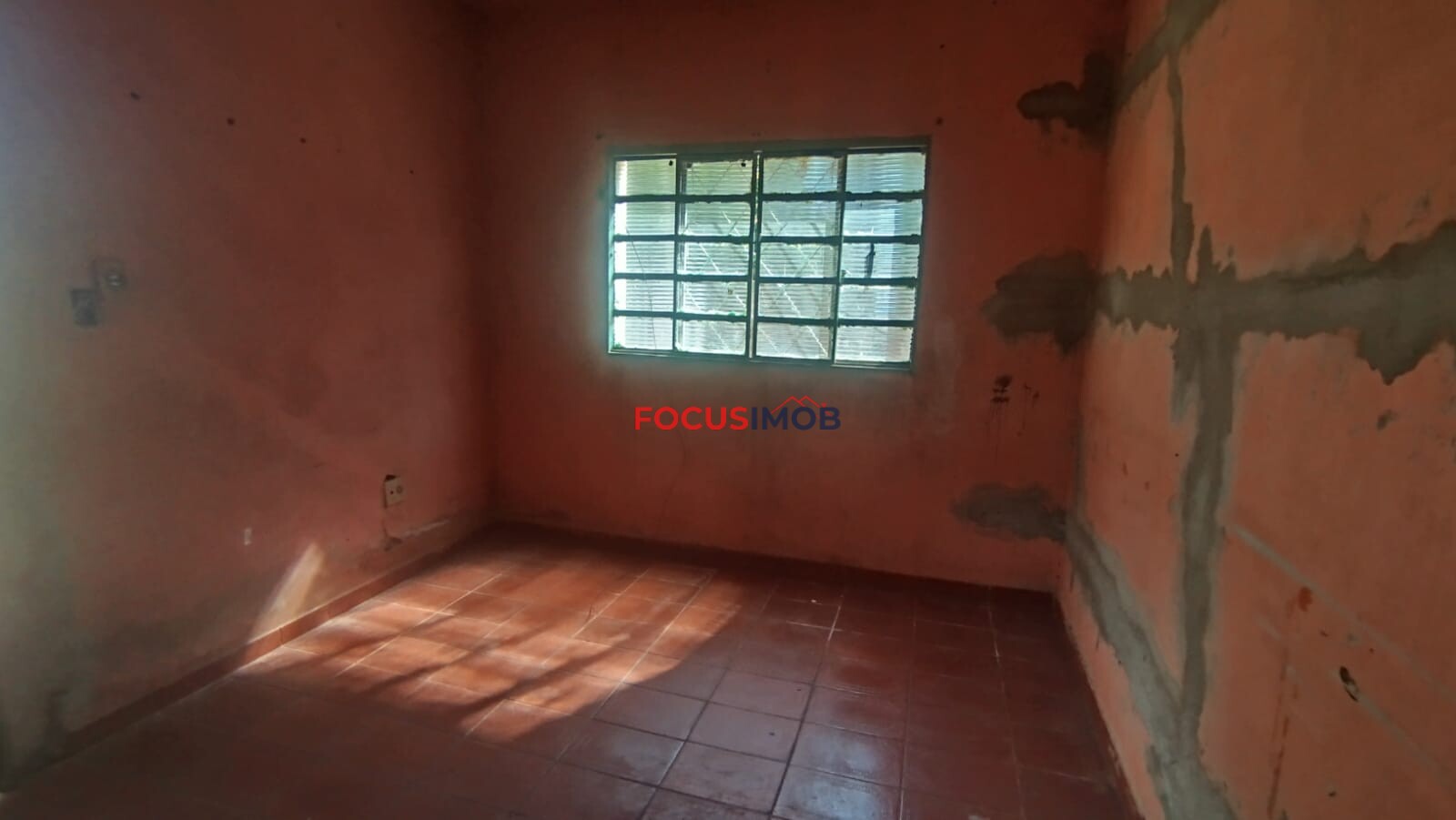 Terreno com casa antiga para reforma ou demolição em rua principal do Jd Novo II