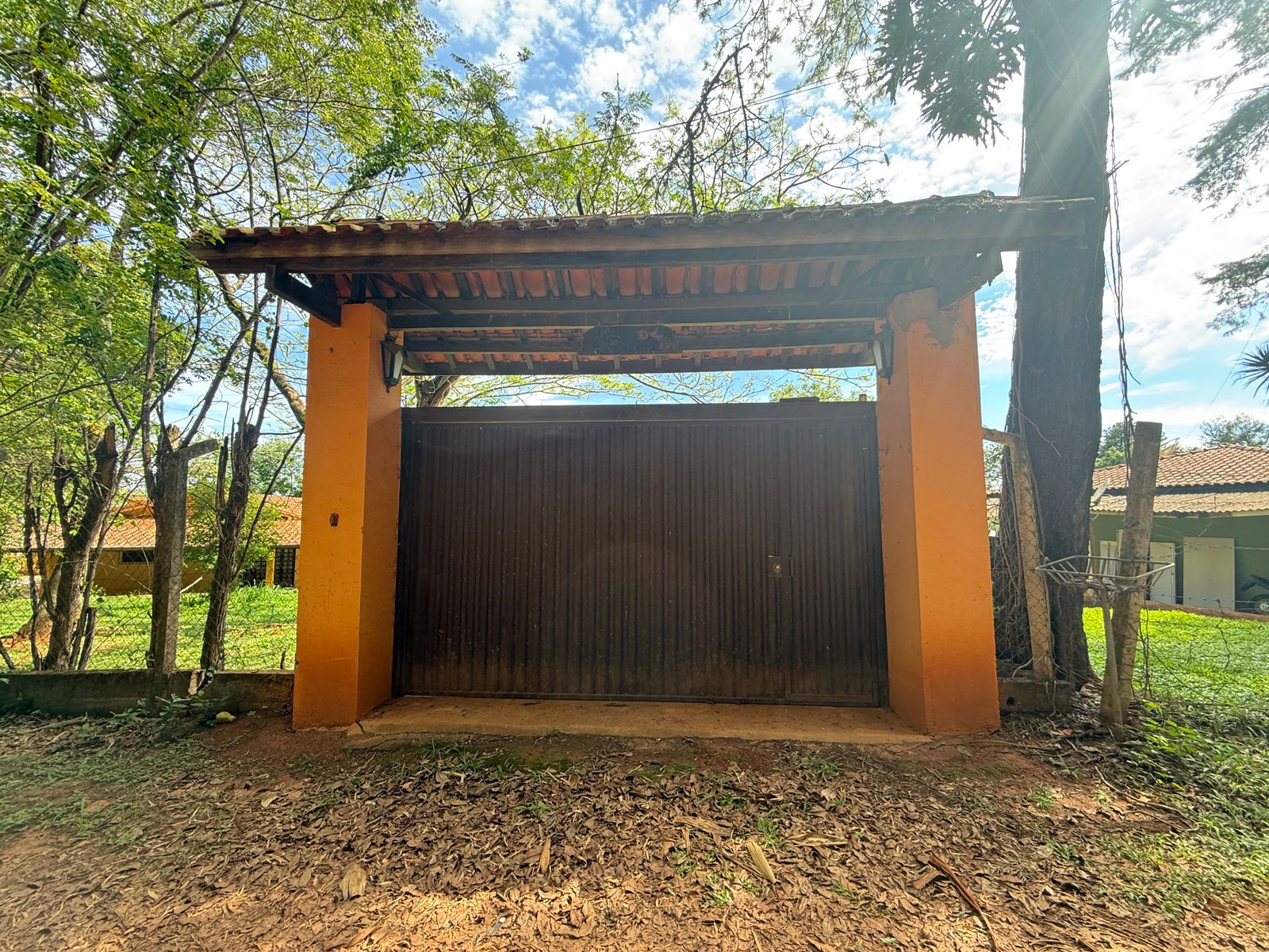 Sítio com casa colonial em excelente localização