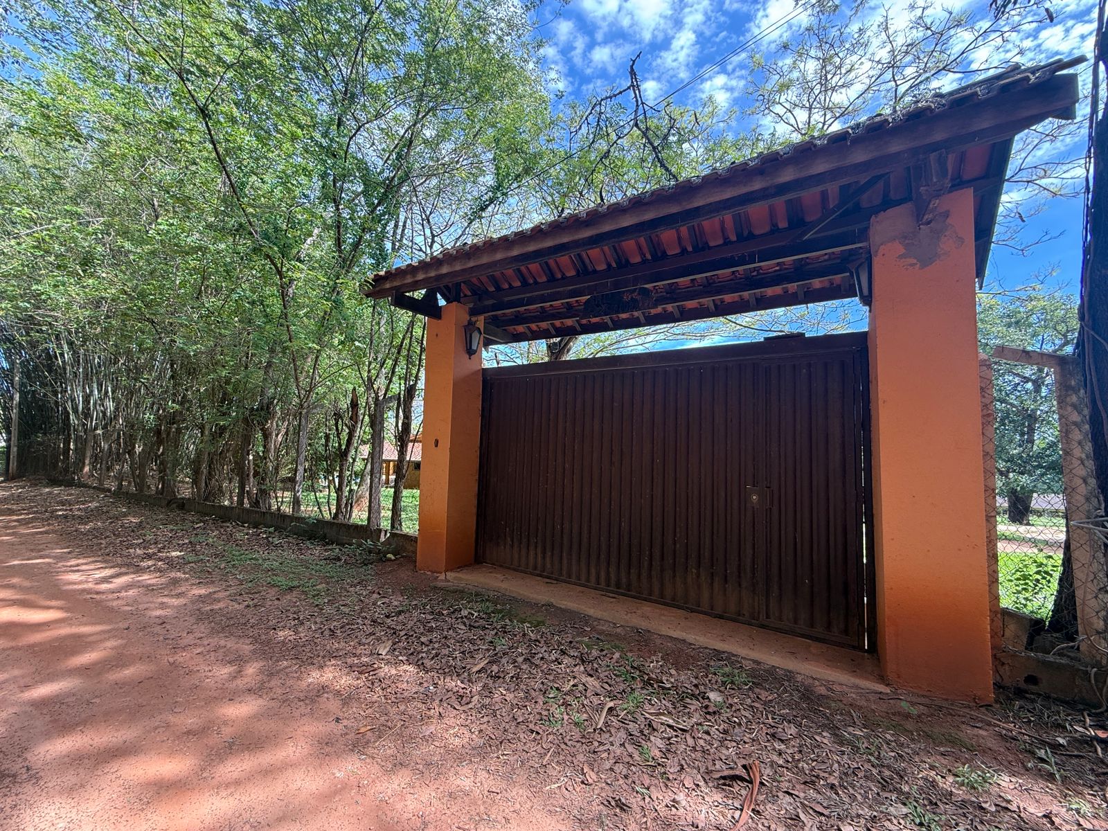 Sítio com casa colonial em excelente localização