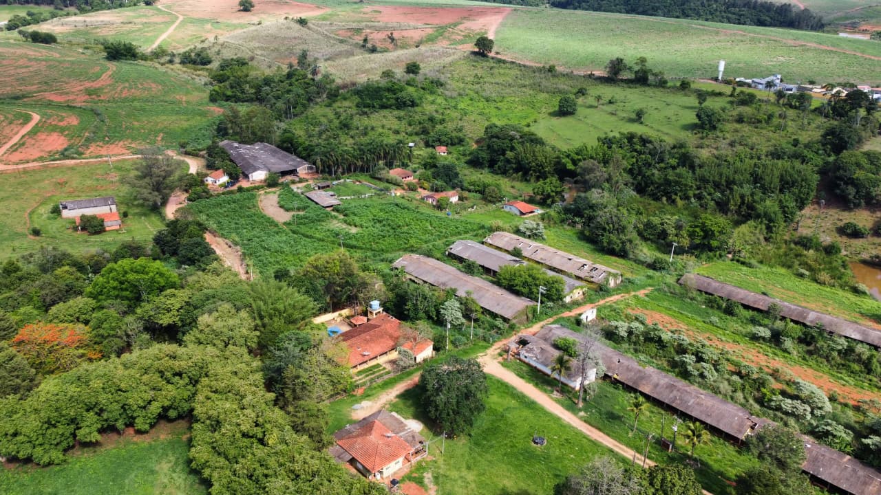 Sítio com casa colonial em excelente localização