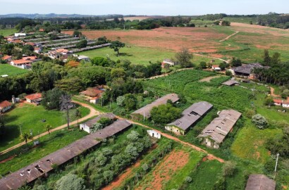 Sítio com casa colonial em excelente localização