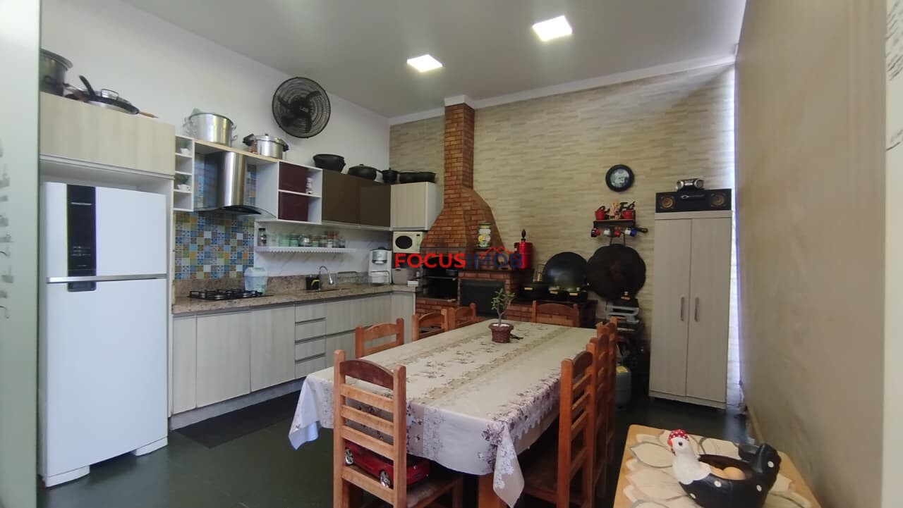 Casa três dormitórios com piscina