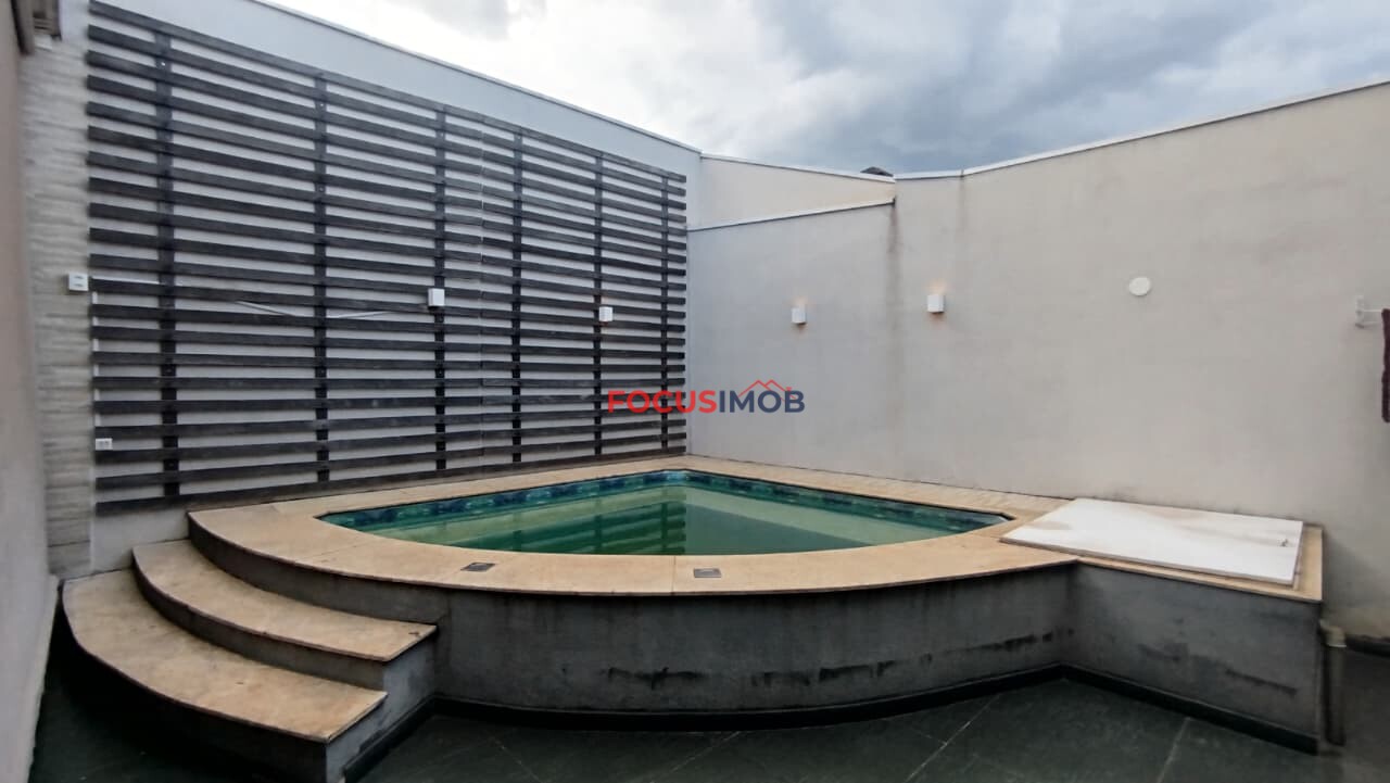 Casa três dormitórios com piscina