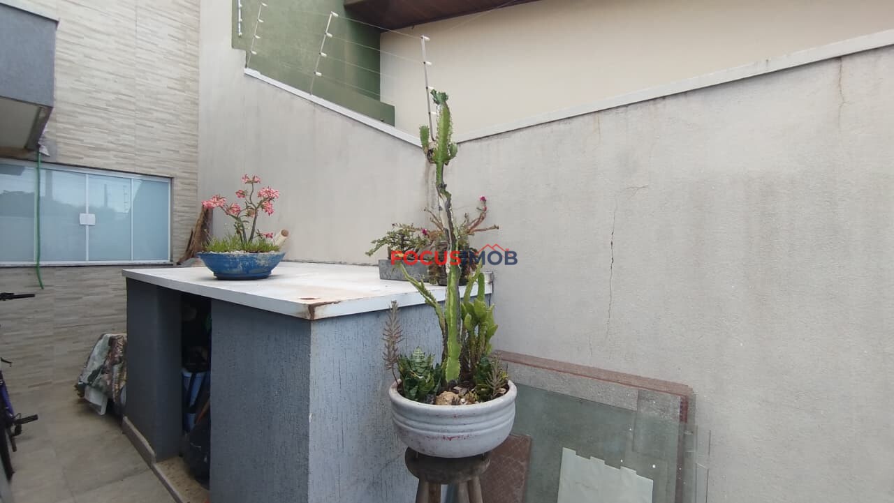 Casa três dormitórios com piscina