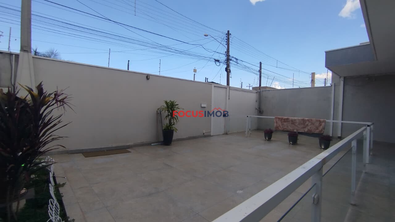 Casa três dormitórios com piscina