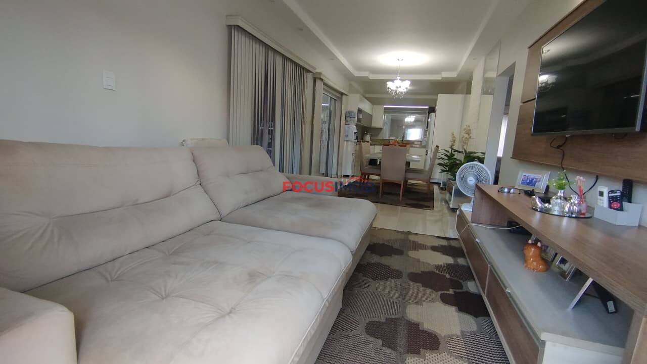 Casa três dormitórios com piscina