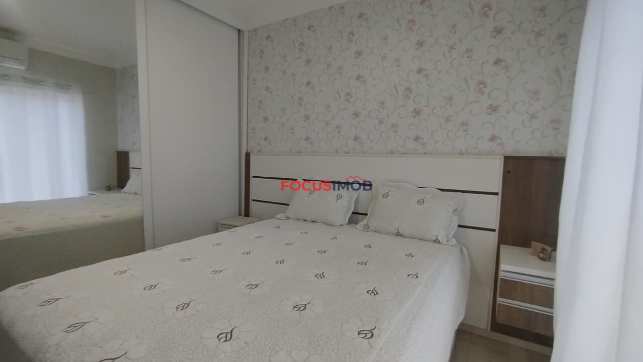 Casa três dormitórios com piscina