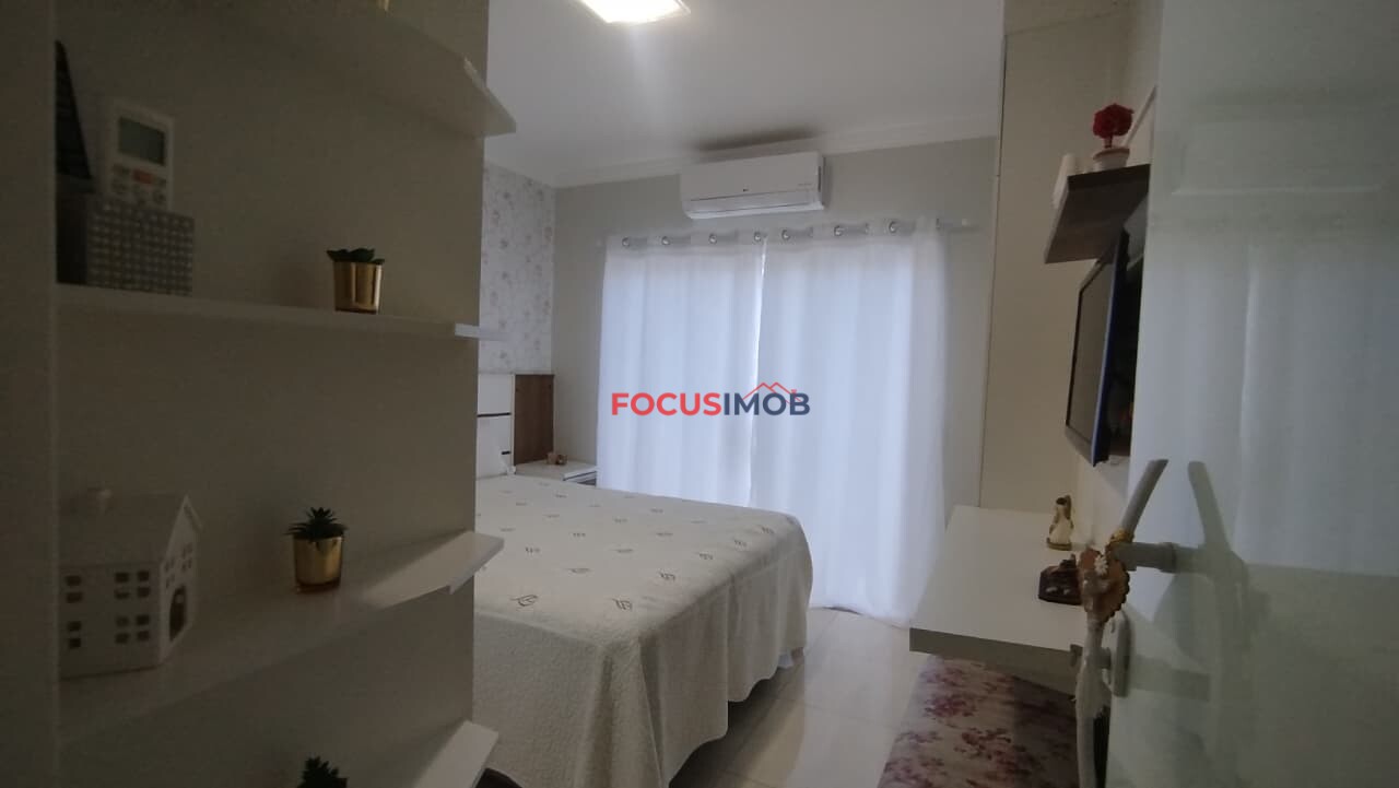 Casa três dormitórios com piscina