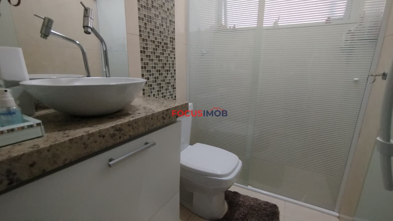 Casa três dormitórios com piscina