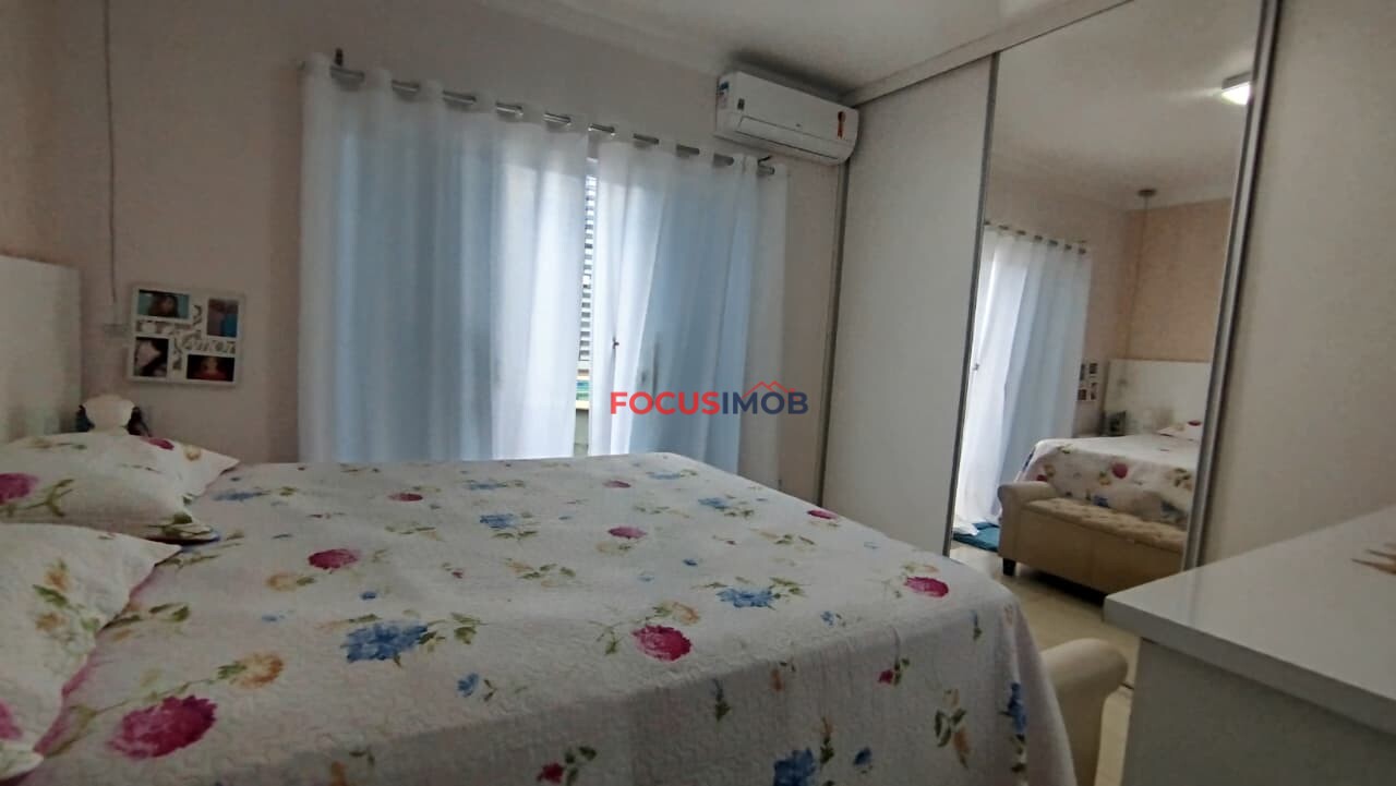 Casa três dormitórios com piscina