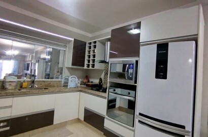 Casa três dormitórios com piscina