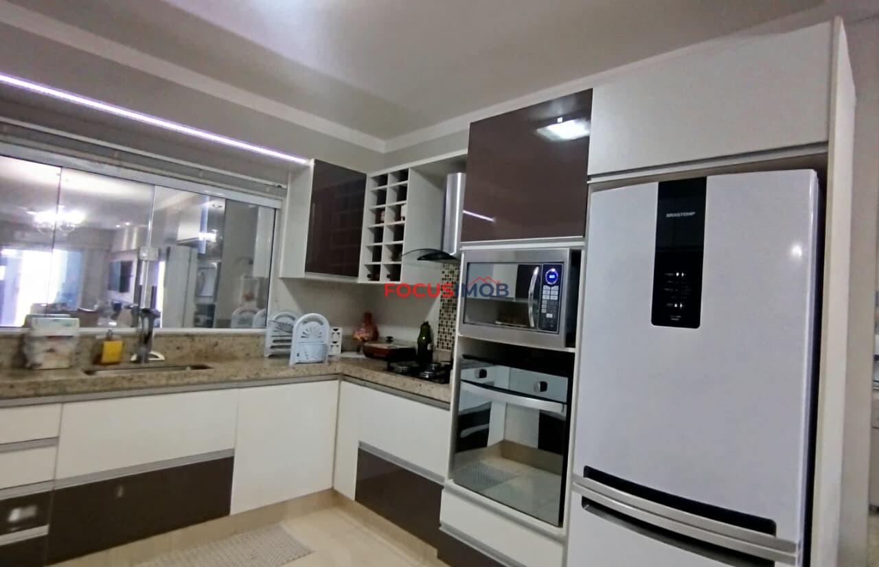 Casa três dormitórios com piscina