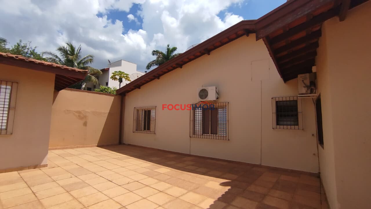 Chácara escriturada de 2.000m2 com casa ampla em condomínio fechado