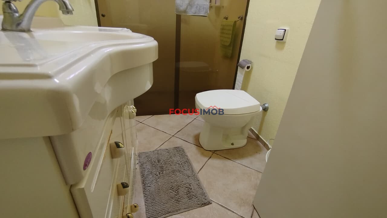 Chácara escriturada de 2.000m2 com casa ampla em condomínio fechado