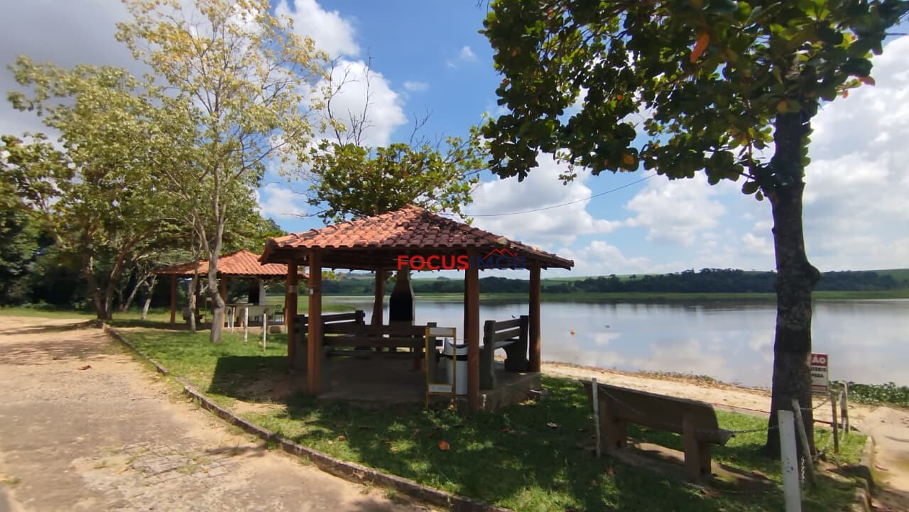 Chácara escriturada de 2.000m2 com casa ampla em condomínio fechado