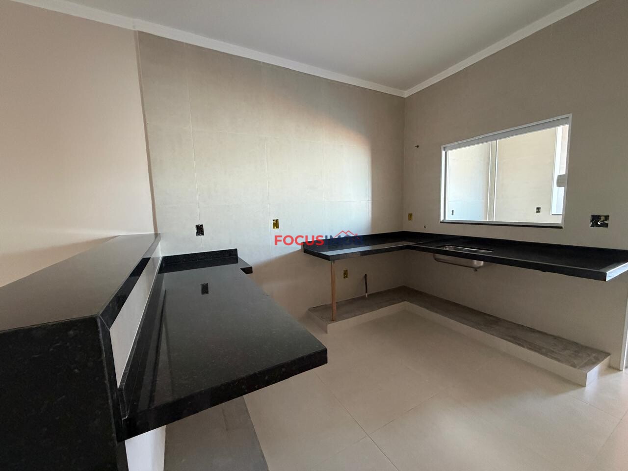 CASA À VENDA CONDOMÍNIO TERRAS DA CACHOEIRA ESTUDA POSSIBILIDADE DE PERMUTA EM APARTAMENTO.