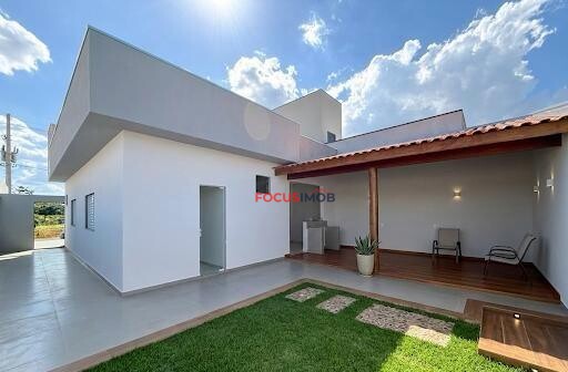 CASA À VENDA CONDOMÍNIO TERRAS DA CACHOEIRA ESTUDA POSSIBILIDADE DE PERMUTA EM APARTAMENTO.