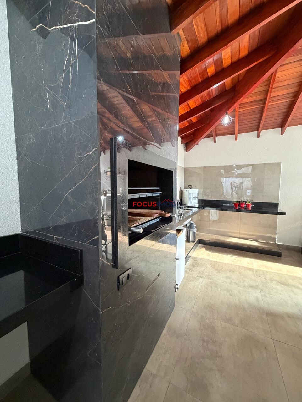 CASA A VENDA NO CONDOMINIO ARAUCARIAS QUE ACEITA CHACARA COMO PERMUTA