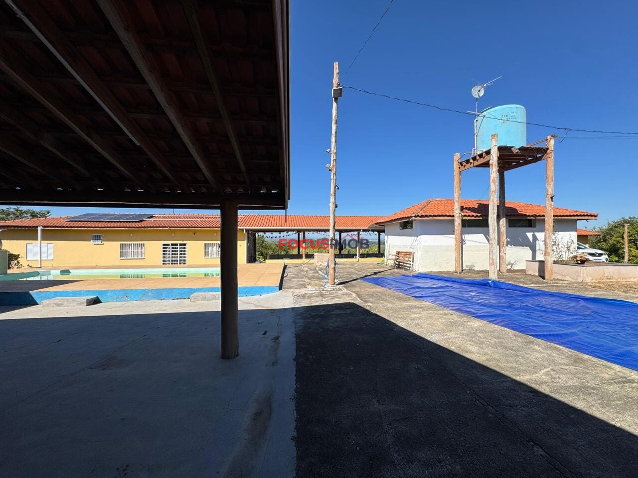 Chácara Completa com 2.000 m², Casas, Piscina e Energia Solar – Porteira Fechada