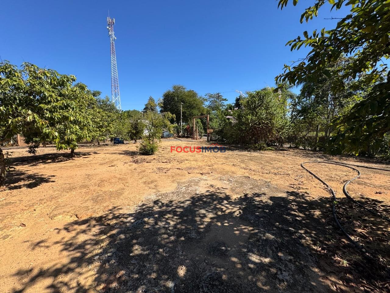 Chácara Completa com 2.000 m², Casas, Piscina e Energia Solar – Porteira Fechada
