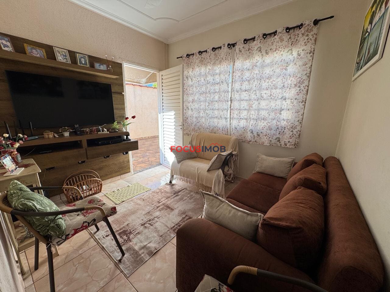 Casa Ampla à Venda com 3 Quartos e Terreno de 300 m²