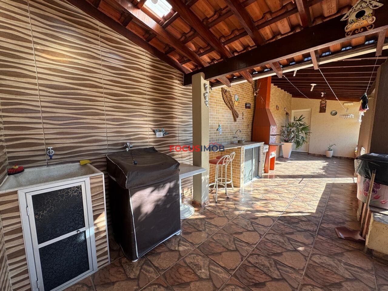Casa Ampla à Venda com 3 Quartos e Terreno de 300 m²