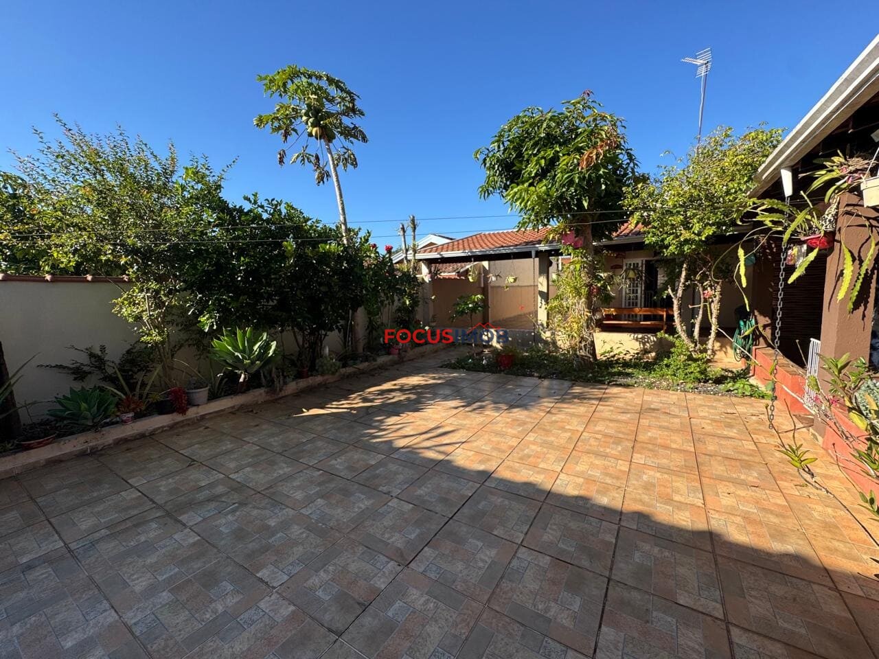 Casa Ampla à Venda com 3 Quartos e Terreno de 300 m²