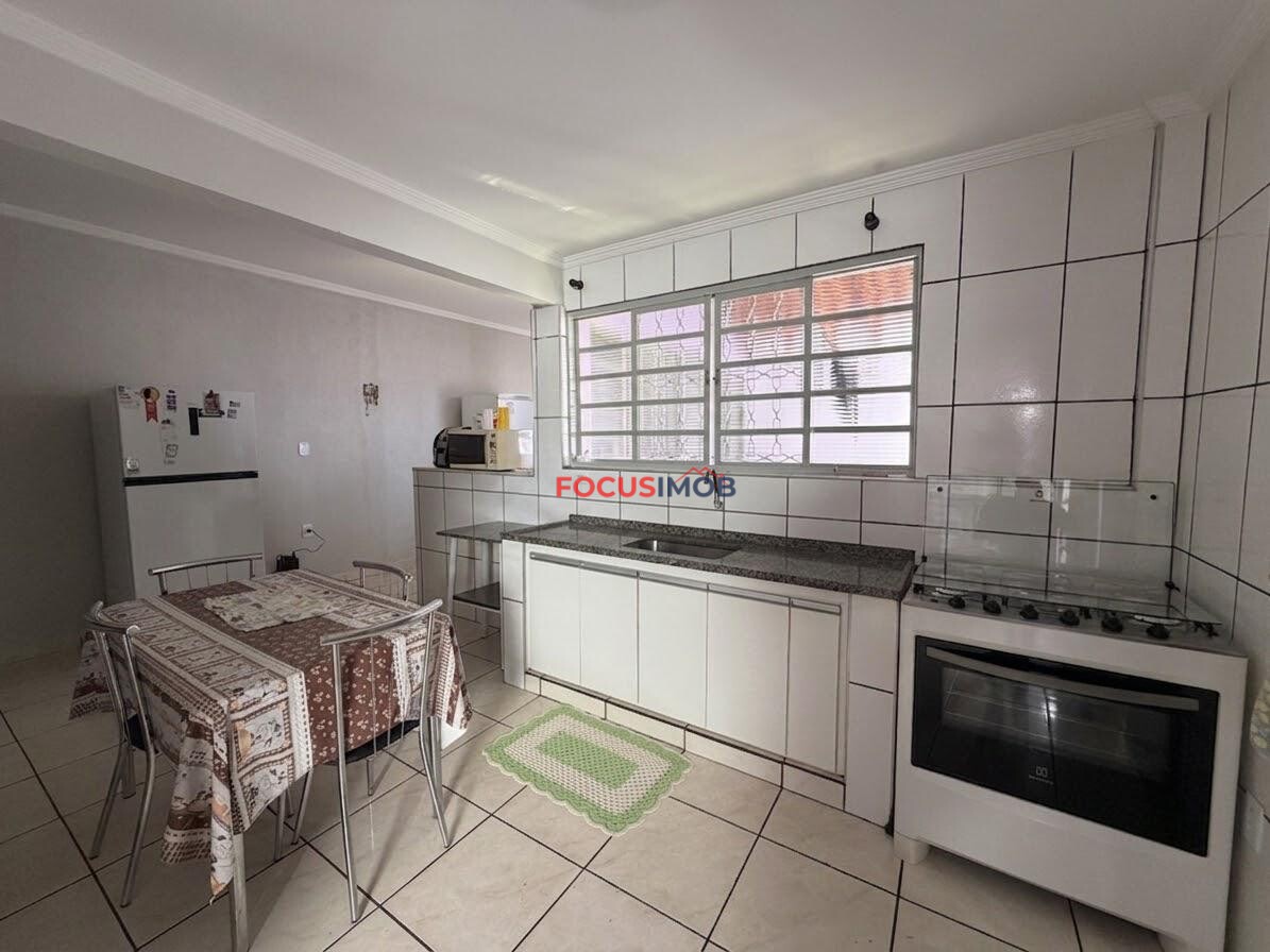 CASA À VENDA CHAPARRAL COM TRÊS DORMITÓRIOS AREA COM CHURRASQUEIRA