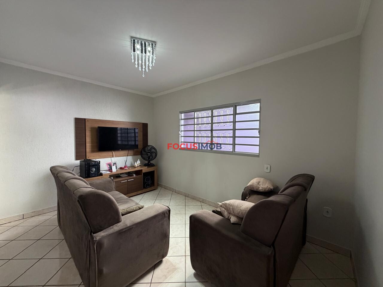 CASA À VENDA CHAPARRAL COM TRÊS DORMITÓRIOS AREA COM CHURRASQUEIRA