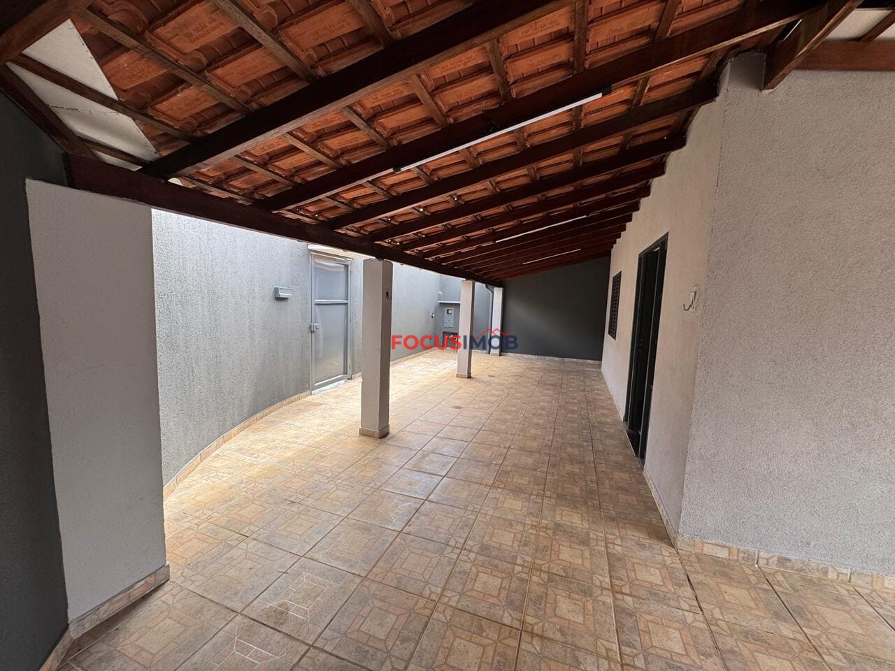 Casa à Venda em Condomínio fechado, Churrasqueira e Terreno de 324 m²