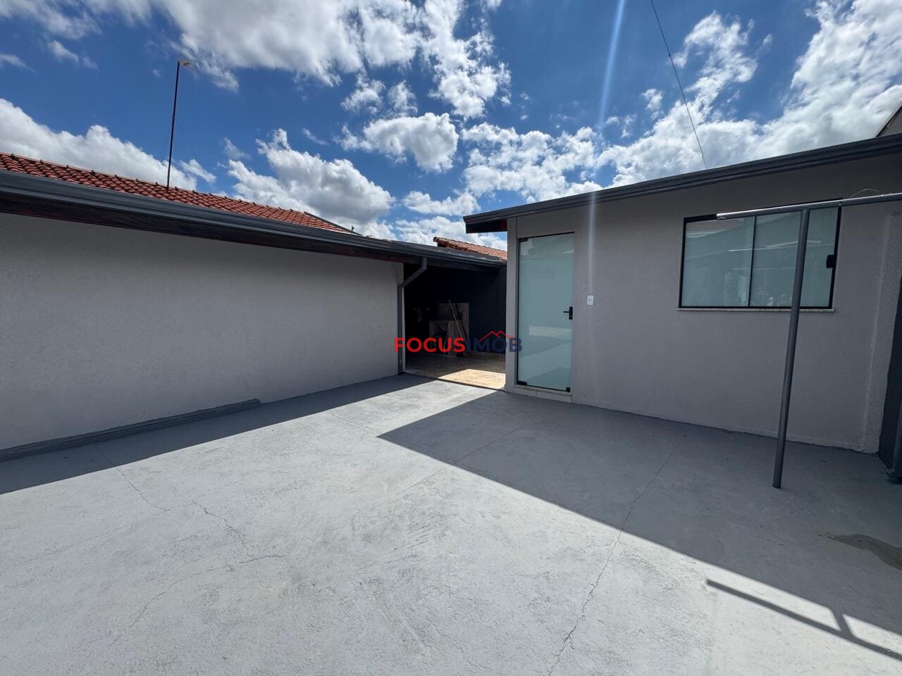 Casa à Venda em Condomínio fechado, Churrasqueira e Terreno de 324 m²
