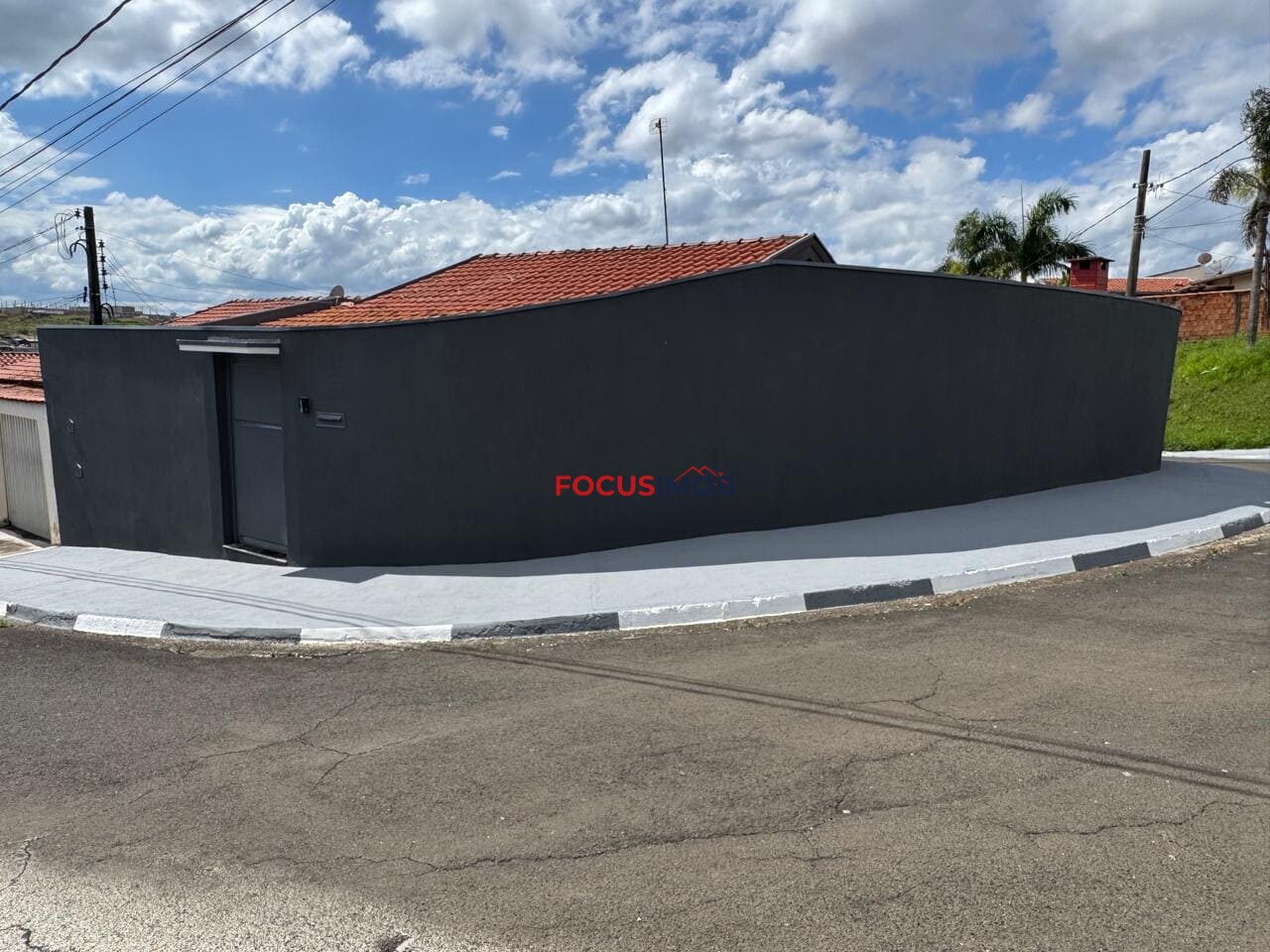 Casa à Venda em Condomínio fechado, Churrasqueira e Terreno de 324 m²