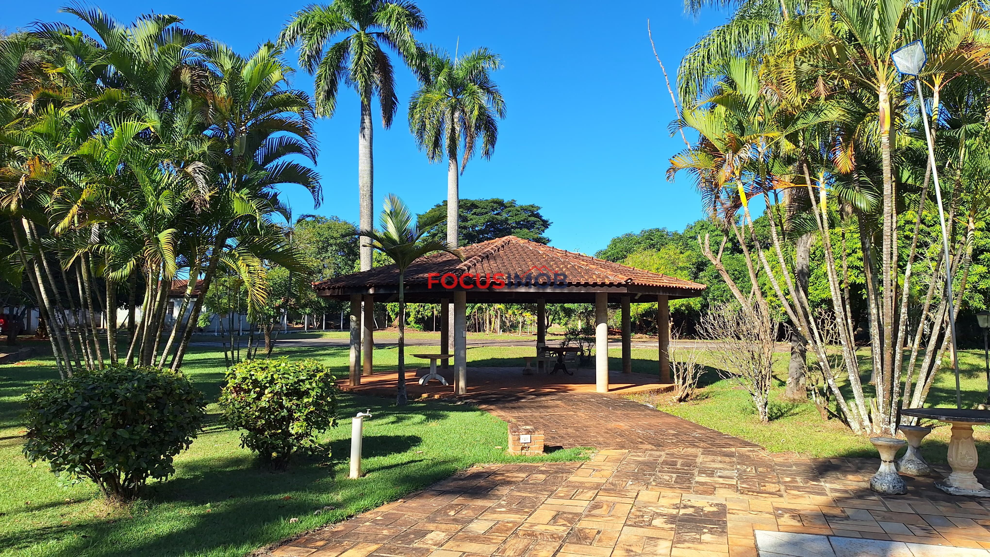 Casa de Alto Padrão com Piscina, Área Verde e Casa Auxiliar no Jardim Sbeghen – Mogi Mirim
