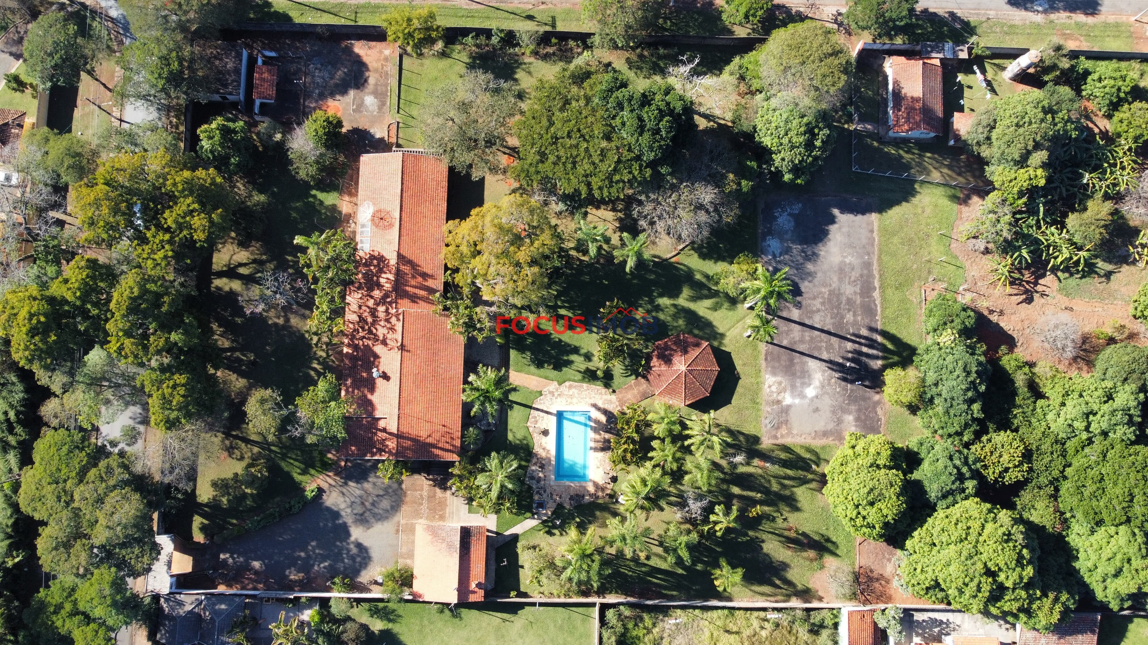 Casa de Alto Padrão com Piscina, Área Verde e Casa Auxiliar no Jardim Sbeghen – Mogi Mirim